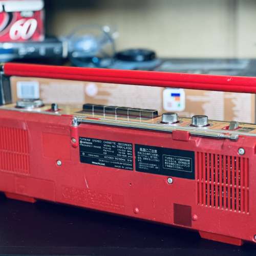 出售日立Hitachi 手提cassette機一部，外觀九𢦓新，靚色，cassette播放速度有啲慢，...