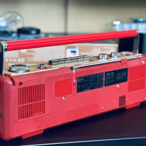 出售日立Hitachi 手提cassette機一部，外觀九𢦓新，靚色，cassette播放速度有啲慢，...