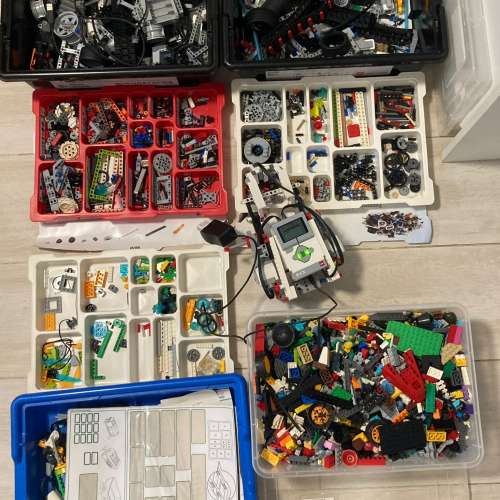 LEGO EV3 機器人核心套裝+配件套裝+WEDO2.0 套裝+滿滿一箱LEGO
