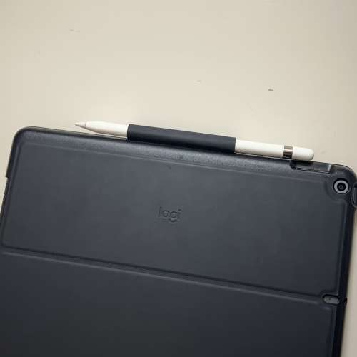 iPad Air 3 (64 GB) with Logitech Keyboard and Apple Pencil