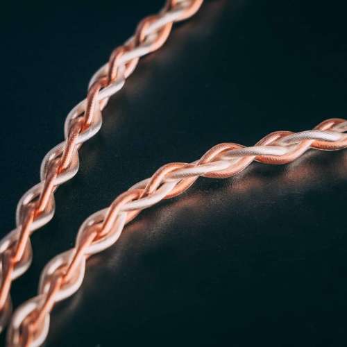 古河銅五極屏蔽 適合喜歡背景黑，乾淨、寬鬆的聽眾，凝聚力提升，樂器定位準確，量...