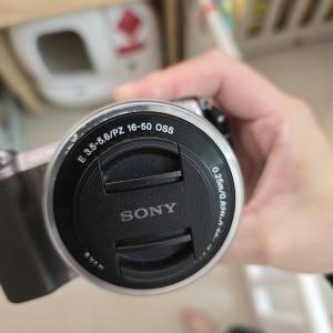 Sony α a5100 相機 E 3.5-5.6/PZ 16-50 OSS 淨相機一部 冇叉電器 鏡頭邊和相機底有...