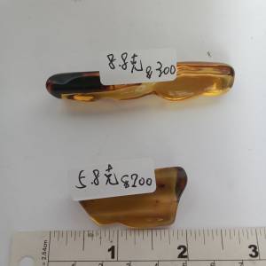 一手兩塊琥珀原石，亦可以作按摩棒用途，共售380元，單一塊價錢如照片顯示。no.B12...