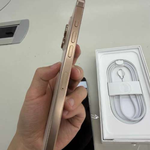 Iphone16 pro max  256G 金色港行，電池健康100%  外觀