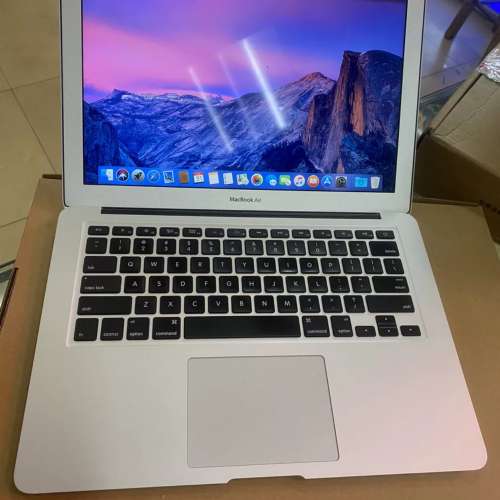 13寸蘋果MacBookair筆記本电脑，8G記憶體+ 512GB SSD 固態硬盤，輕巧方便攜帶出街！