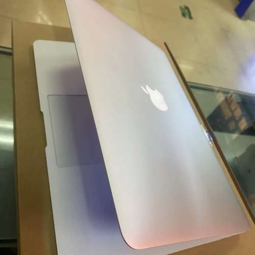 13寸蘋果MacBookair筆記本电脑，8G記憶體+ 512GB SSD 固態硬盤，輕巧方便攜帶出街！