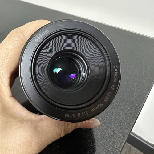 Canon EF 50mm f/1.8 STM 鏡頭，帶有 EF-EOS R 轉接環。