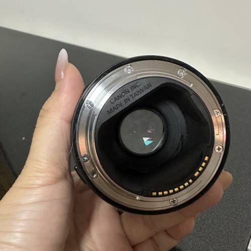 Canon EF 50mm f/1.8 STM 鏡頭，帶有 EF-EOS R 轉接環。