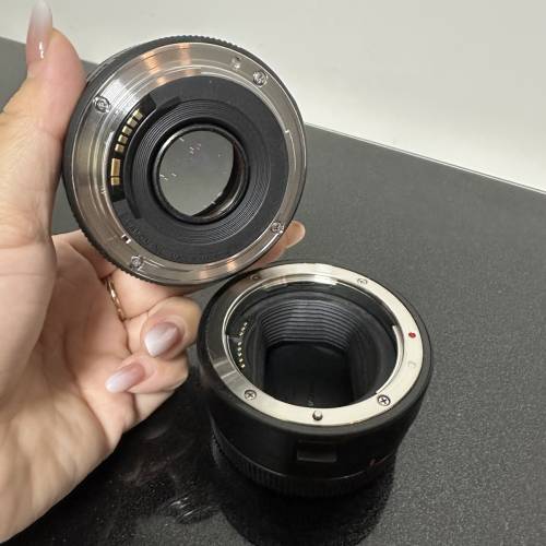 Canon EF 50mm f/1.8 STM 鏡頭，帶有 EF-EOS R 轉接環。