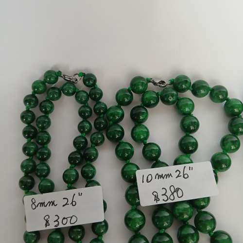 緬甸乾青圓珠打結長頸鏈，24 到36时，滿綠色珠圓玉滑，單一 條價錢如照片顯示，. 兩...