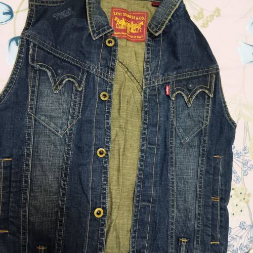 牛仔背衣levis