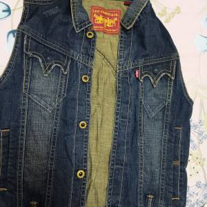 牛仔背衣levis