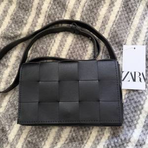 Zara 斜背袋