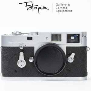 || Leica M2 - Silver; 35mm rangefinder film camera||