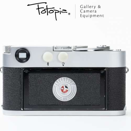 || Leica M2 - Silver; 35mm rangefinder film camera||