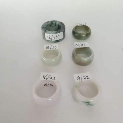 翡翠A玉男裝大碼戒指/扳指，內徑22至25mm.圓滑好水頭.每隻280元兩隻起八折。no.B17...