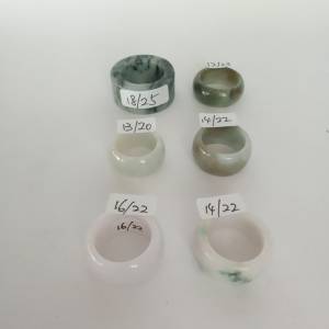 翡翠A玉男裝大碼戒指/扳指，內徑22至25mm.圓滑好水頭.每隻280元兩隻起八折。no.B17...