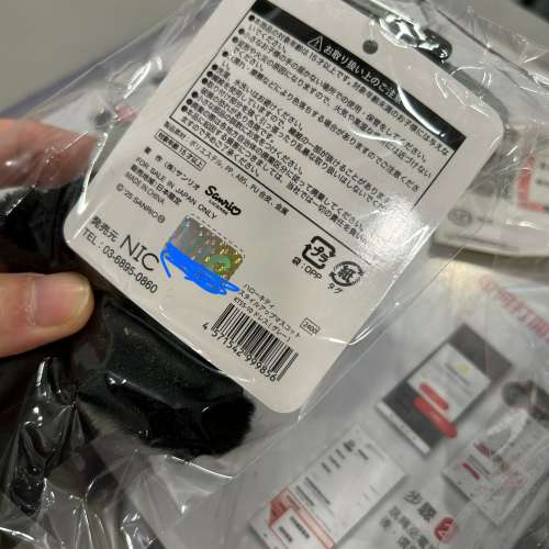 睇下文‼️日本正版 黑灰hello kitty公仔掛飾 $159一隻 black & gray kitty keycha...