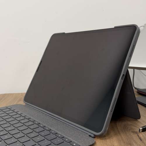 Apple ipad Pro Gen 6 12.9" Wifi + Cellular model