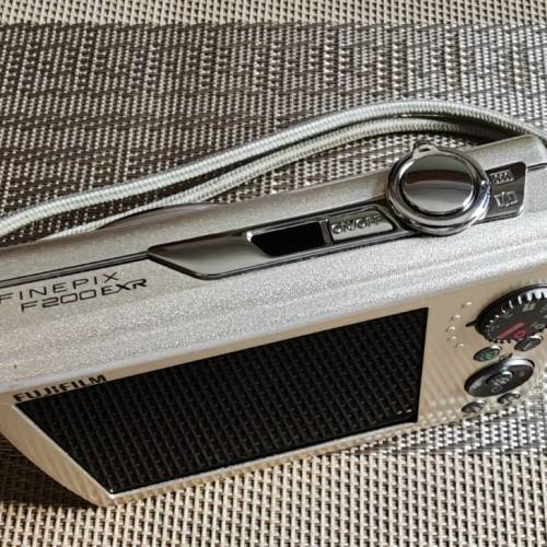 FUJIFILM FINEPIX F200EXR