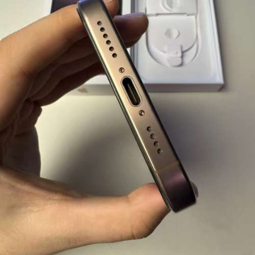 99新iPhone 16 pro max 256G 沙漠色鈦金香港行貨，屏幕外觀完好，機身無痕，原裝電...