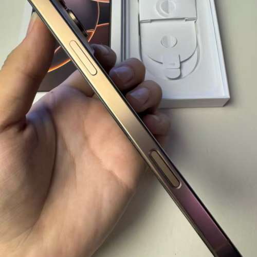 99新iPhone 16 pro max 256G 沙漠色鈦金香港行貨，屏幕外觀完好，機身無痕，原裝電...