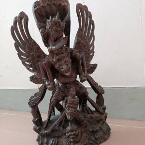 古老黑檀木12吋高木雕，毗濕奴（Lord Vishnu）騎乘神鳥迦樓羅（Garuda）的雕塑。