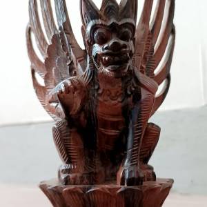 古老黑檀木6时高木雕，迦樓羅是一種在印度教和佛教中都備受尊崇的鳥神。