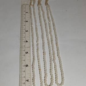 一手三條4mm 15寸月亮石珠串共售200元 單一條100元no.D2.10.25