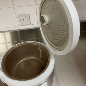 一個電飯煲、一把大菜刀、一把小刀