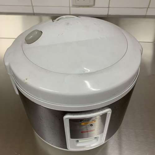 一個電飯煲、一把大菜刀、一把小刀