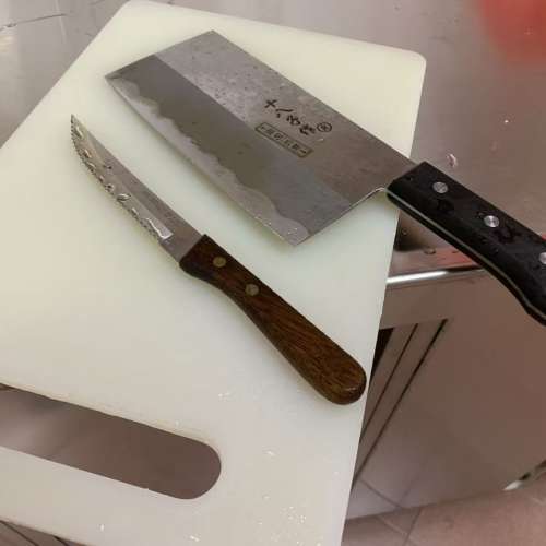 一個電飯煲、一把大菜刀、一把小刀