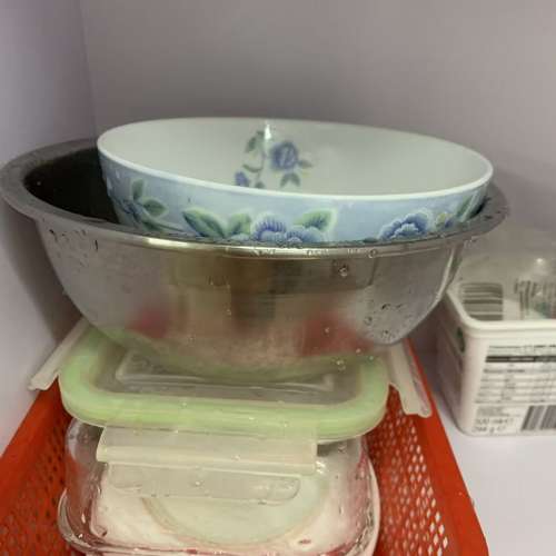 一個電飯煲、一把大菜刀、一把小刀