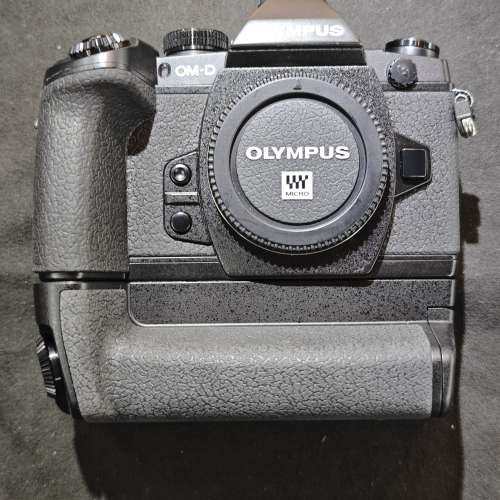 Olympus EM1 E-M1 奧林巴斯 + 原廠手柄 GRIP OM  跟2電一充 連肩帶 99%new 冇盒冇單...
