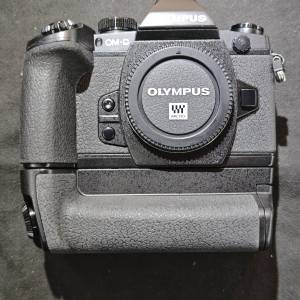Olympus EM1 E-M1 奧林巴斯 + 原廠手柄 GRIP OM  跟2電一充 連肩帶 99%new 冇盒冇單...