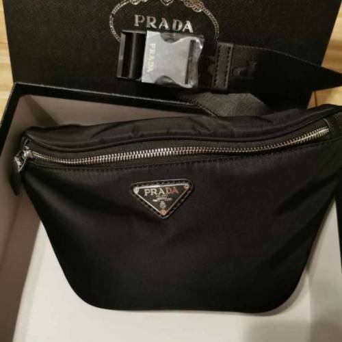 Prada 大腰包