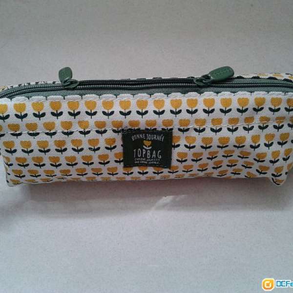 筆袋，雙拉鍊頭，花款美麗。聖誕禮物