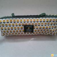 筆袋，雙拉鍊頭，花款美麗。聖誕禮物