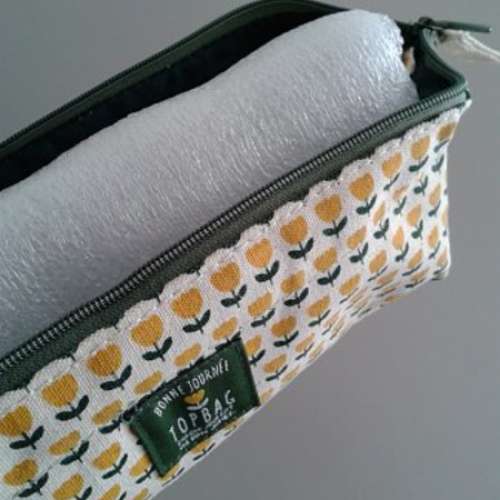 筆袋，雙拉鍊頭，花款美麗。聖誕禮物