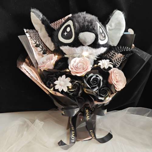睇下文‼️接急單&middot;獨家原創 正版、已停產黑色史迪仔公仔花束 史迪仔畢業花束‼️E...