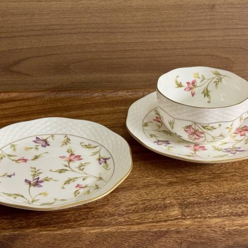 日本製  Narumi  全新浮雕咖啡杯甜品碟套裝