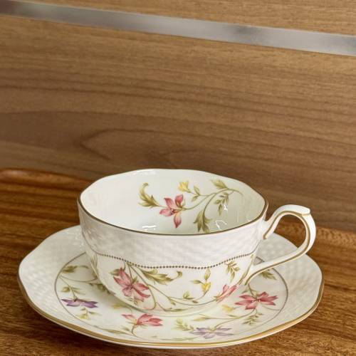 日本製  Narumi  全新浮雕咖啡杯甜品碟套裝