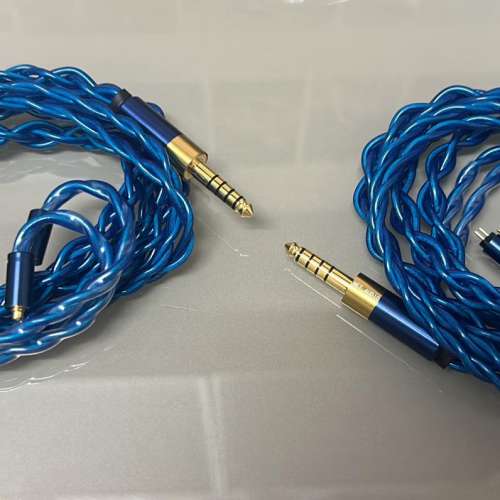 (耳機線名:希索加)使用大馬士革鋼金色插針，線材達萬元級數以上的品質，以7種銅混合...