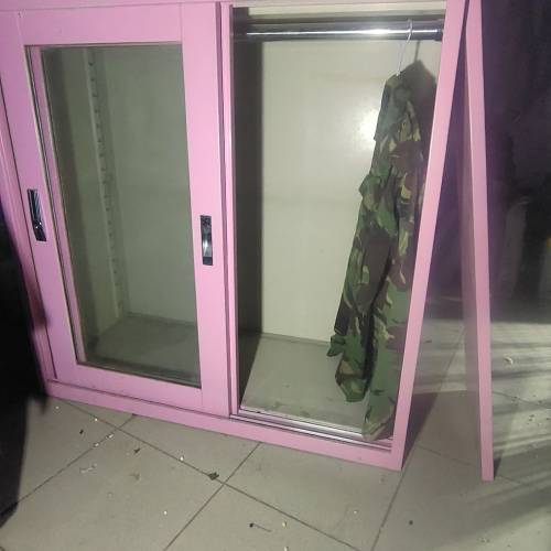 粉色玻璃滑門儲物櫃