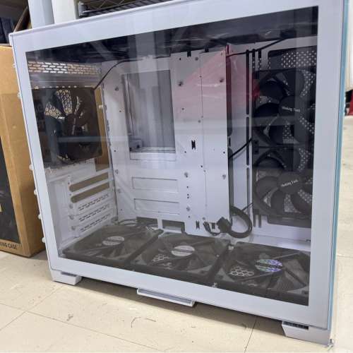 LIAN LI O11 MINI 機箱 送9把風扇