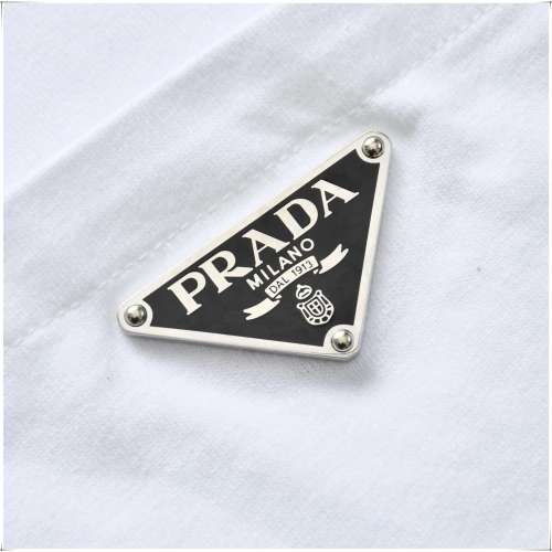 全新Prada三角標短袖