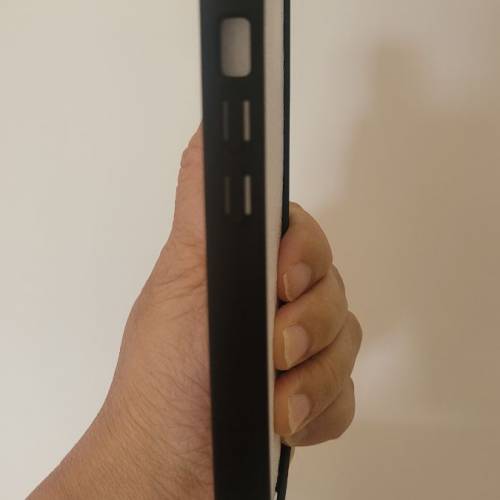 iPhone 13最新型號專用手機殼，黑色邊膠框配鏡面底橙黑色萬聖節主題插畫