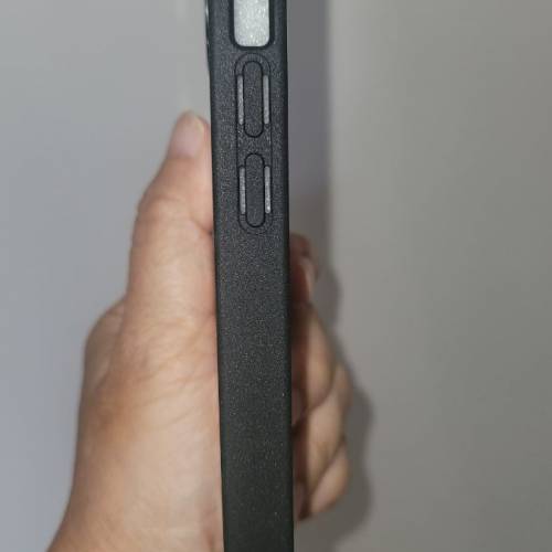 iPhone 13專用手機殼，黑膠邊鏡面背景加卡通聖誕主題圖案