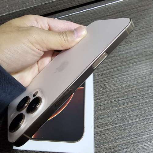 iPhone 16pro max 256gb,港行電96，金色鈦金屬，冇修冇拆全套齊！6880不議