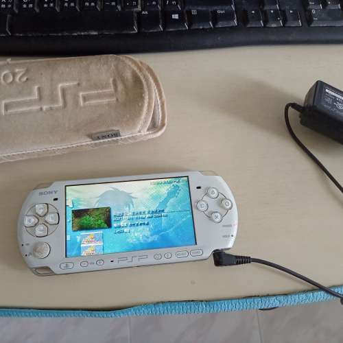85%新 psp 2000 型號 跟 8G Memory Card 和火牛同遊戲機套